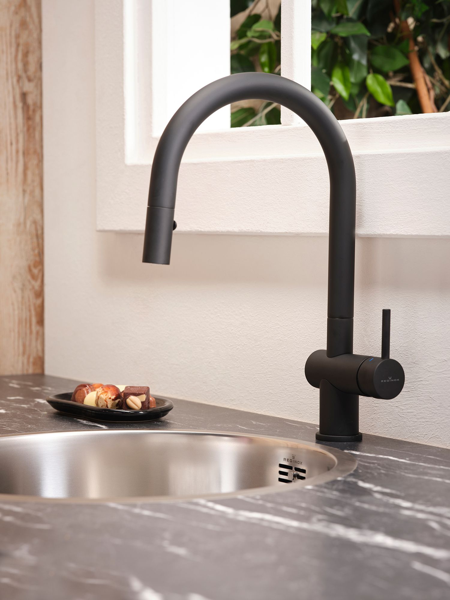 3-277.jpg Reginox Flint Black R37416 Eenhendel Keukenmengkraan Zwart Met Uittrekbare Handdouche